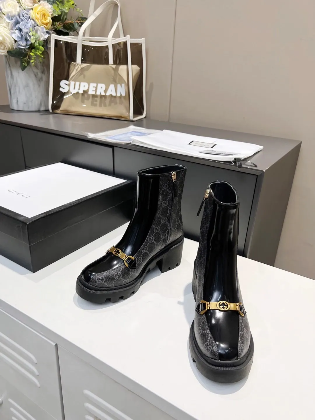 👟👟Ex-factory price 540👟👟 The new version of GUCCI is on sale...🔥 It has a retro British style and is decorated with metal LOGO on the front. Heel height: 6cm Fabric: Open edge beads ➕Special material, lining/foot pads: upgraded cowhide 🐂 Color: black Size: 34-40. (34 and 41 42 need to be customized) Packaging: Comes with card and cloth bag.